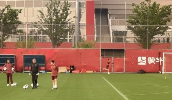 武磊膝盖反复缺席合练 国足上海集训面临枪哑火风险