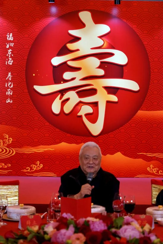 年维泗92岁寿宴:崇明五虎当天往返,徐根宝定调“相聚、感恩、奋斗” 年维泗92岁寿宴:崇明五虎当天往返,徐根宝定调“相聚、感恩、奋斗”