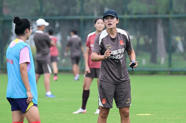 U20女足换帅:科林·贝尔离任,李冬娜临时带队