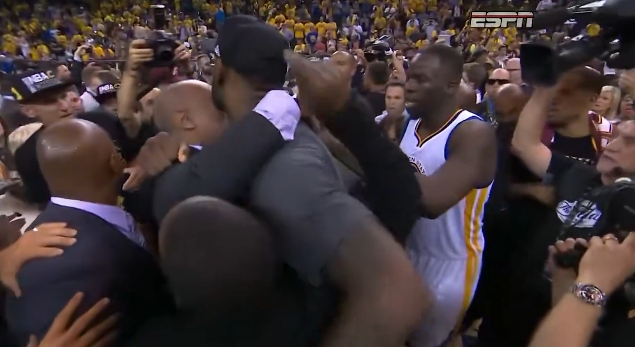 追梦格林怒批马刺输球不握手:2016年总决赛后我主动找到詹姆斯致意 追梦格林怒批马刺输球不握手:2016年总决赛后我主动找到詹姆斯致意