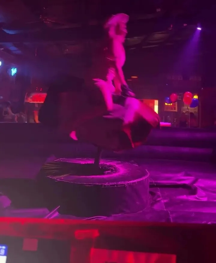 林德洛夫妻子达拉斯夜店骑机械牛 丈夫备战日本