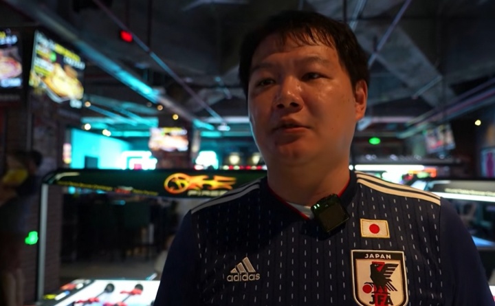 沪上酒吧数十中国球迷穿日本球衣为亚洲荣光助威