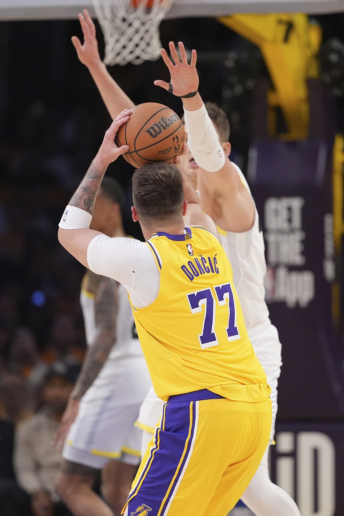 东契奇最后通牒：湖人今夏必须引进顶级中锋 合同仅剩两年
