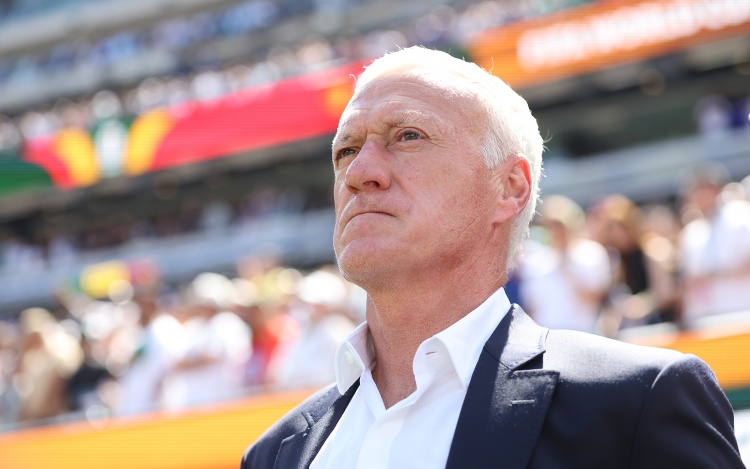 莱因克尔炮轰FIFA：禁止法国队戴黑纱悼念德尚亡母，禁赛卡塔尔球员乃荒谬之举