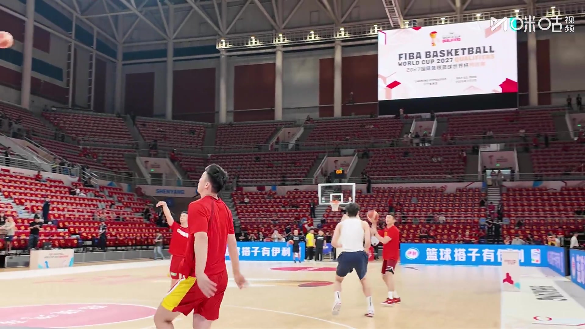 杨瀚森赛前专项热身 中日男篮今晚19:30开战