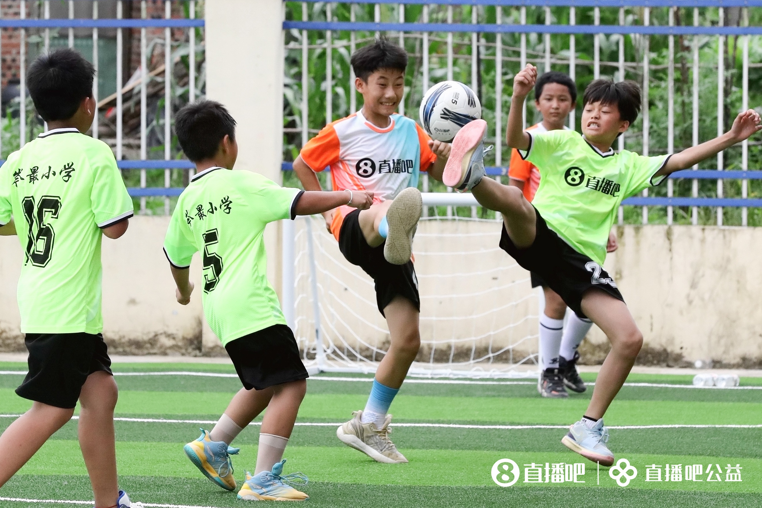 公益足球场落地贵州榕江岑最小学 山区孩子终获专业草坪 公益足球场落地贵州榕江岑最小学 山区孩子终获专业草坪