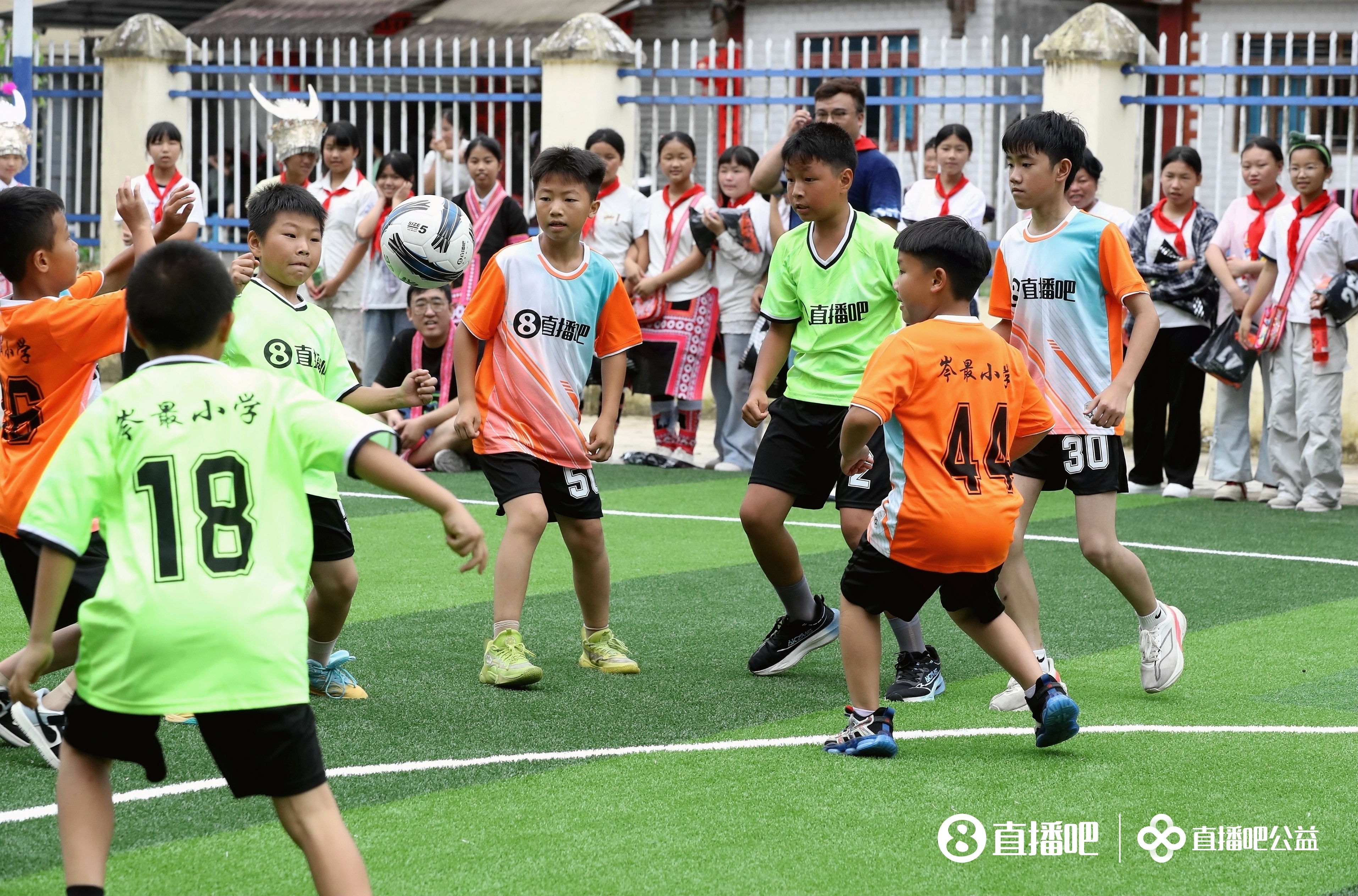 公益足球场落地贵州榕江岑最小学 山区孩子终获专业草坪 公益足球场落地贵州榕江岑最小学 山区孩子终获专业草坪