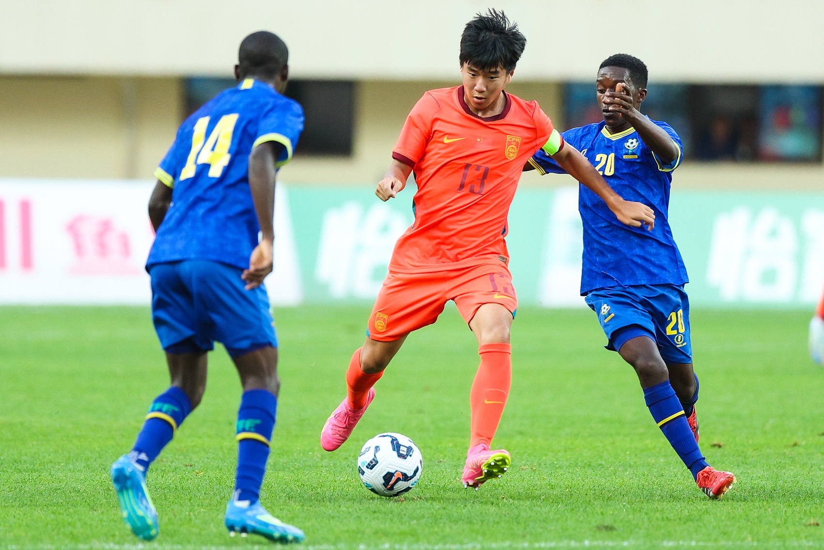 射门2-16，国足U17主场0-2不敌非青赛亚军坦桑尼亚