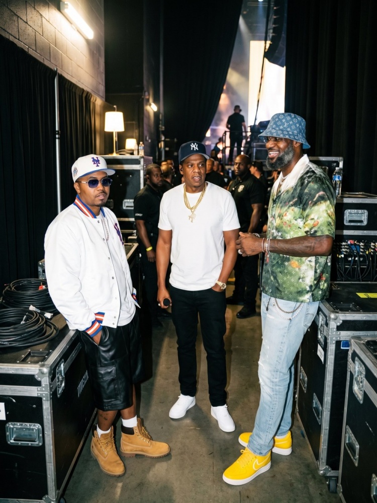 詹姆斯现身Jay-Z30周年演唱会后台 与Jay-Z、Nas同框