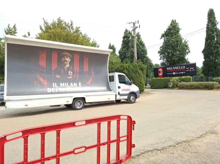 南看台开抗议卡车驶过米兰内洛 红鸟遭死忠球迷集体抵制 南看台开抗议卡车驶过米兰内洛 红鸟遭死忠球迷集体抵制