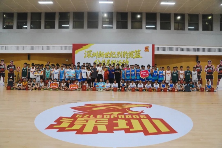 深圳男篮校园行:三名球员现场教学,校女篮此前夺区冠军