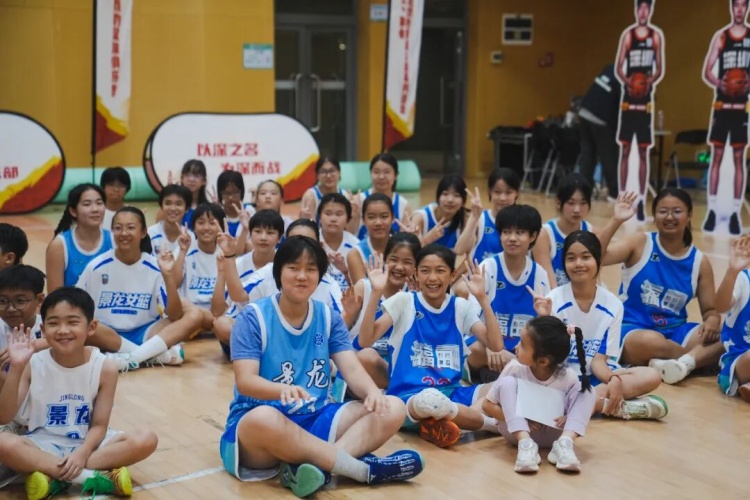 深圳男篮校园行:三名球员现场教学,校女篮此前夺区冠军 深圳男篮校园行:三名球员现场教学,校女篮此前夺区冠军