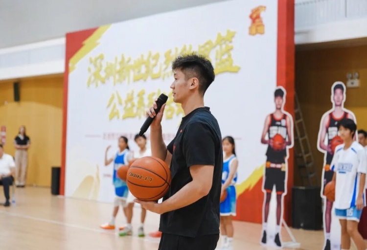 深圳男篮校园行:三名球员现场教学,校女篮此前夺区冠军 深圳男篮校园行:三名球员现场教学,校女篮此前夺区冠军