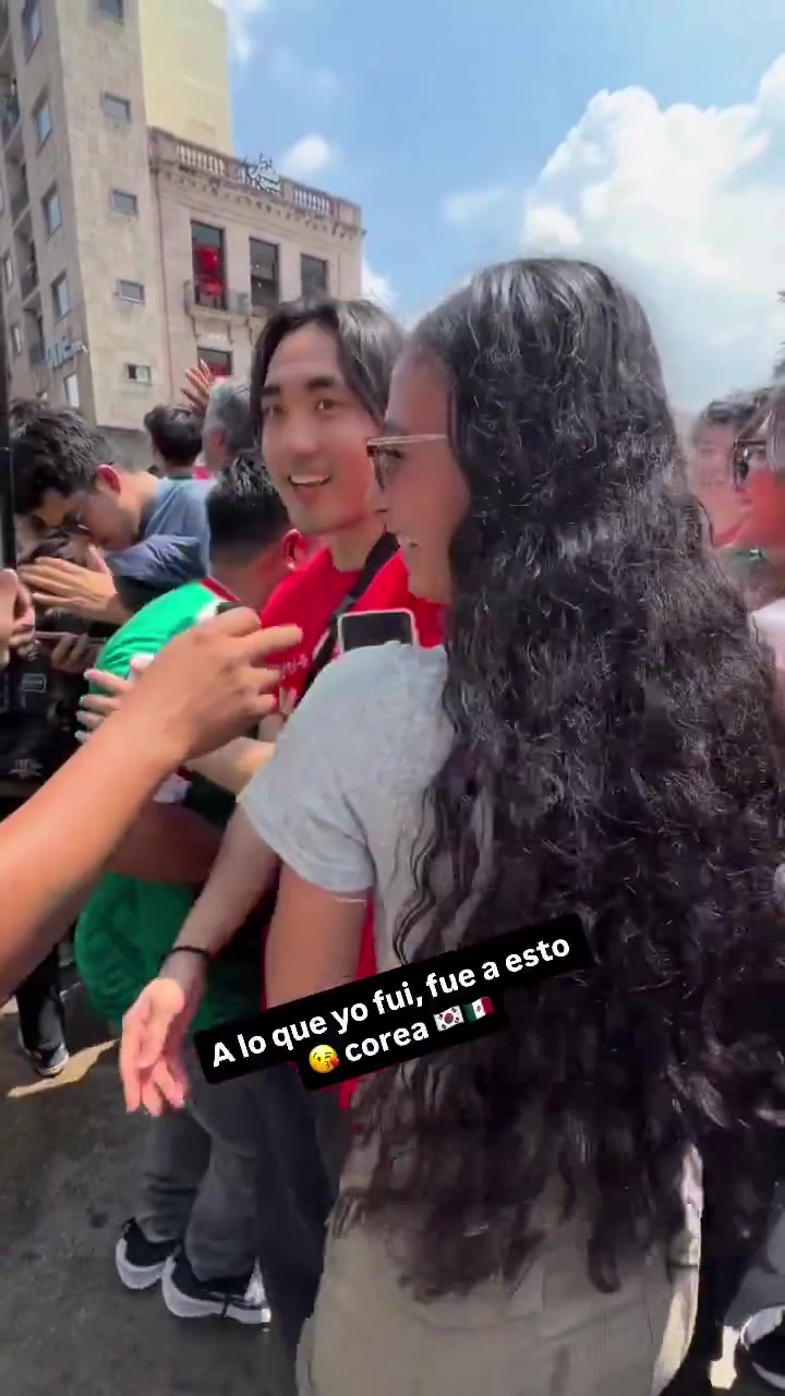 世界杯首日韩国球迷墨西哥街头狂欢:接吻、龙舌兰对瓶吹