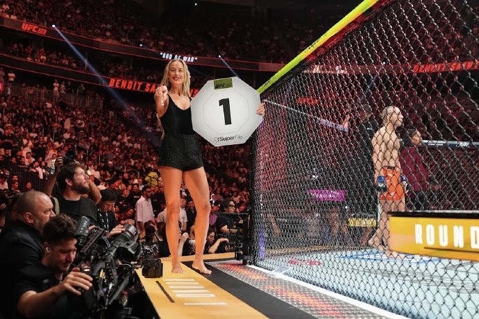 WNBA狂热队坎宁安跨界UFC举牌：赛前8分钟定下，穿黑色紧身衣绕八角笼
