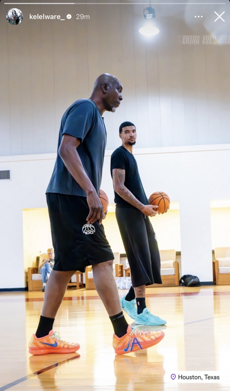 韦尔休斯敦拜师奥拉朱旺 雄鹿官方转发训练照