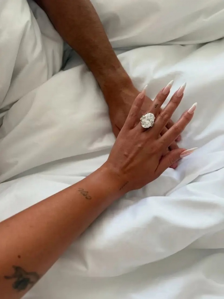 葡媒:C罗婚礼倒计时 乔治娜钻戒估值2500万欧 葡媒:C罗婚礼倒计时 乔治娜钻戒估值2500万欧