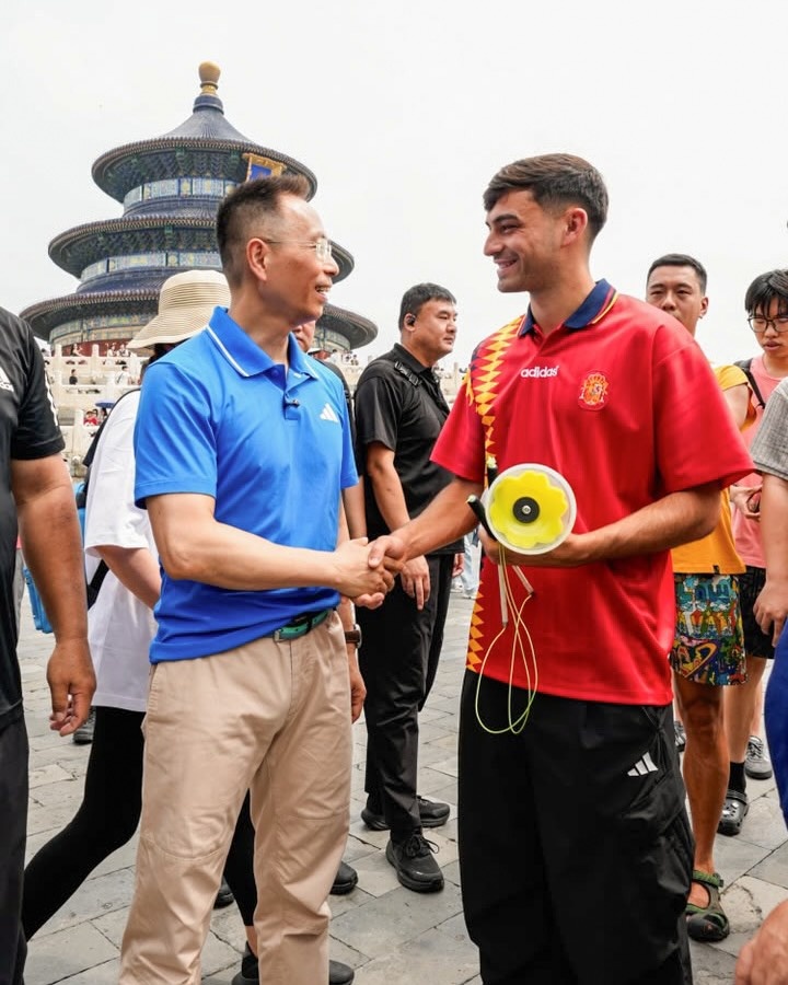 佩德里中国行打卡：晒照长城与北京