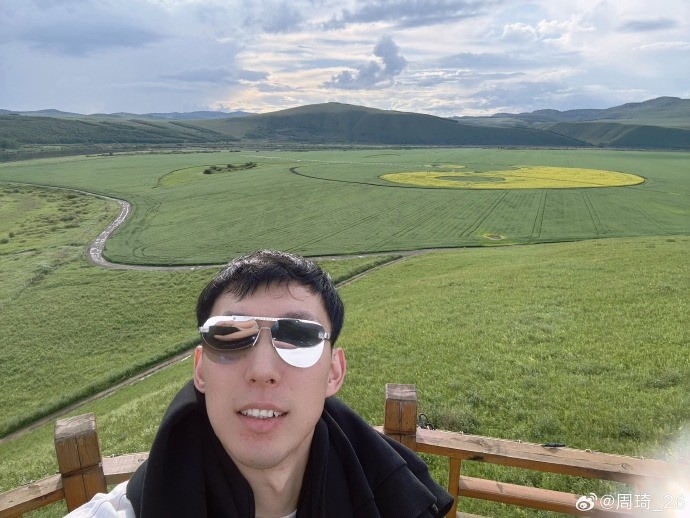 周琦晒满洲里度假照：百年满洲里！