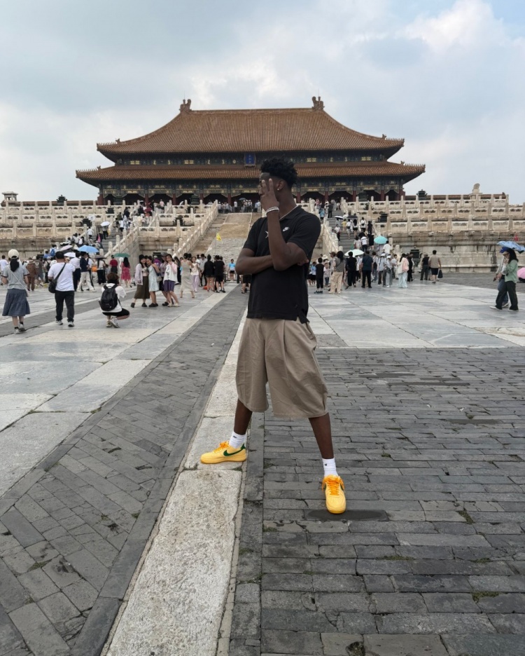迪班萨晒中国行照片：到了中国让我看得更清楚了一些