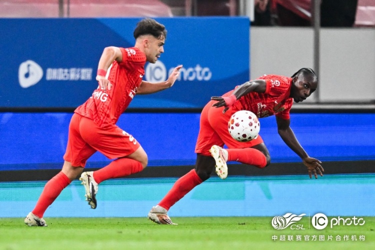 三球被吹+点球被扑 海港0-1不敌十人泰山 三球被吹+点球被扑 海港0-1不敌十人泰山