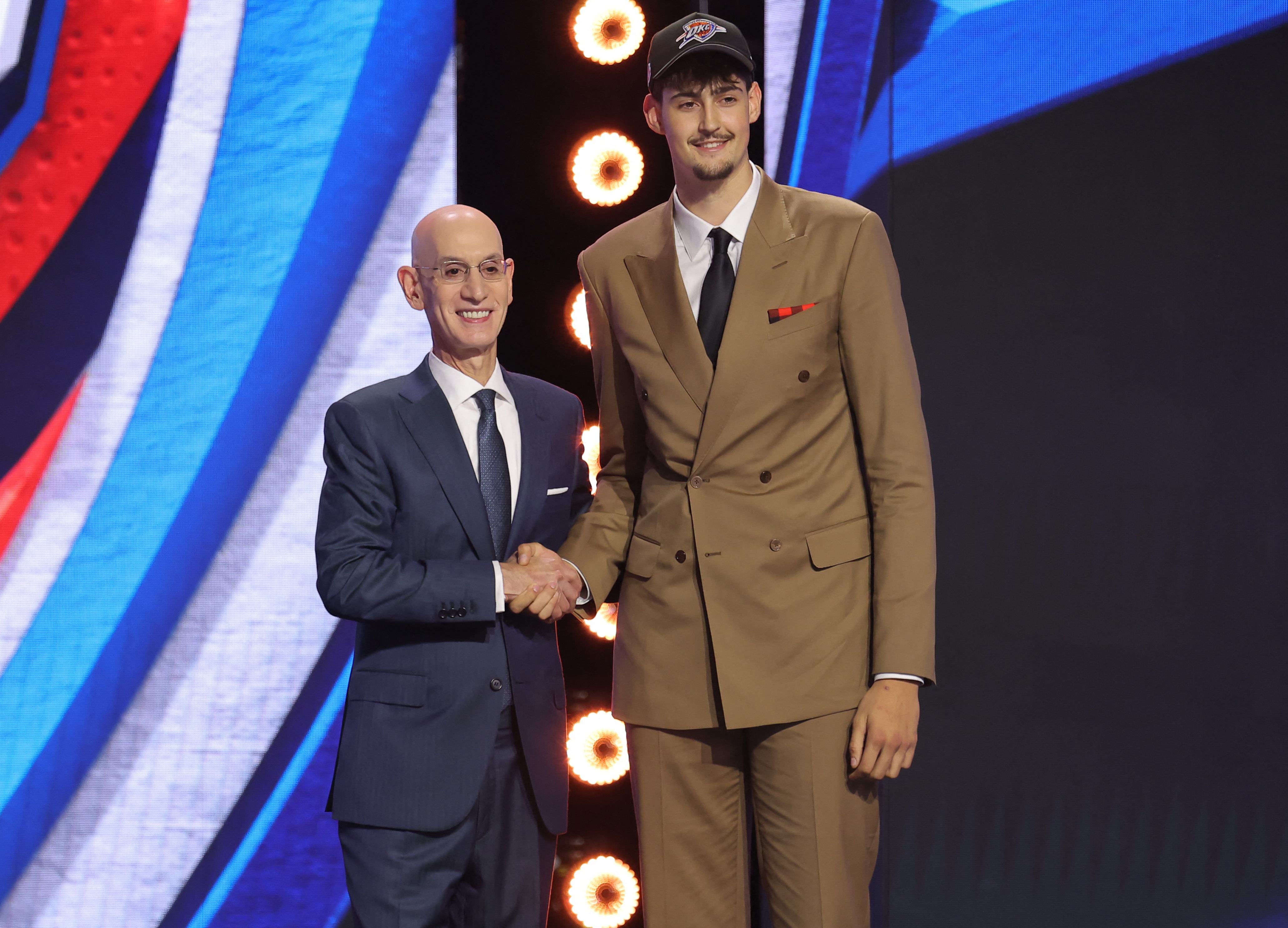 詹姆斯加盟76人跃升第5，雷霆马刺尼克斯居前三，NBA休赛期实力榜巨震