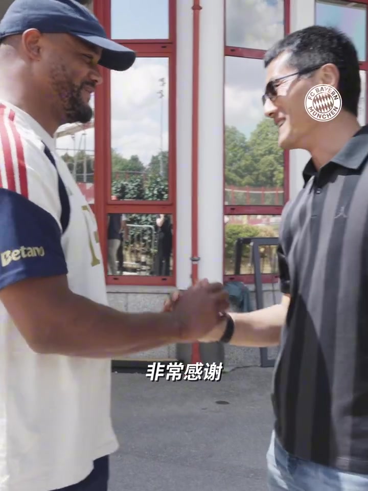邵佳一拜仁行向孔帕尼交底:U23和U17已显露出冠军相 邵佳一拜仁行向孔帕尼交底:U23和U17已显露出冠军相