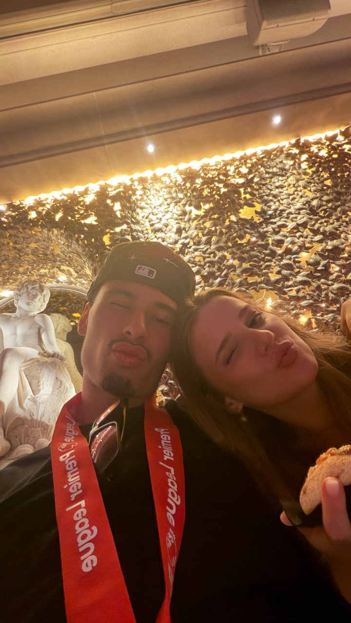 英超夺冠夜，马丁内利未婚妻社媒晒照成焦点