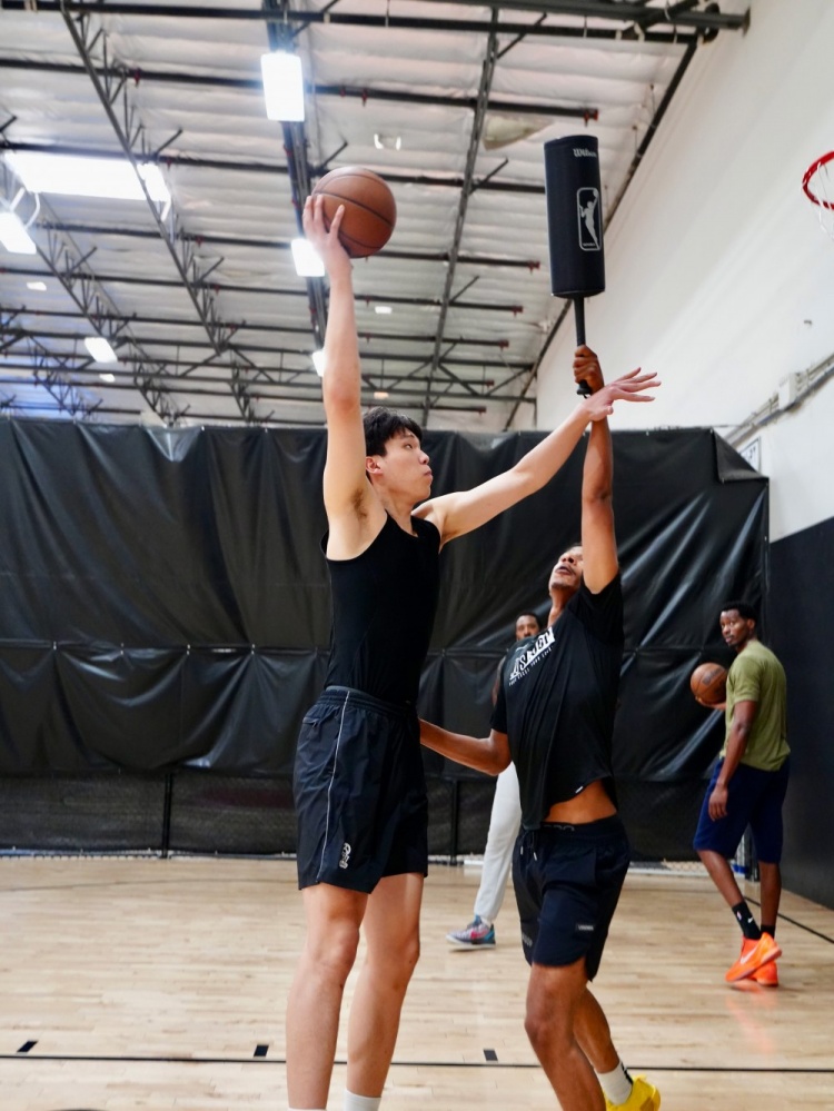 杨瀚森同场合练小乔丹与3J 训练师列现代内线八项必修课 杨瀚森同场合练小乔丹与3J 训练师列现代内线八项必修课