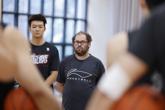 凌晨落地下午带队 广州龙狮新帅帕金斯首训无缝衔接