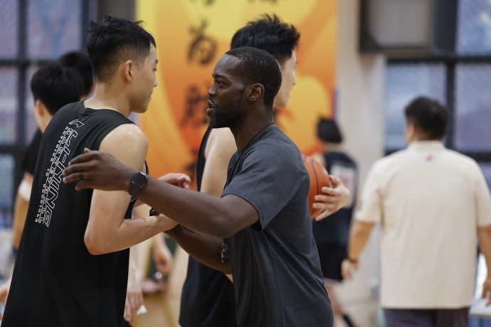 凌晨落地下午带队 广州龙狮新帅帕金斯首训无缝衔接