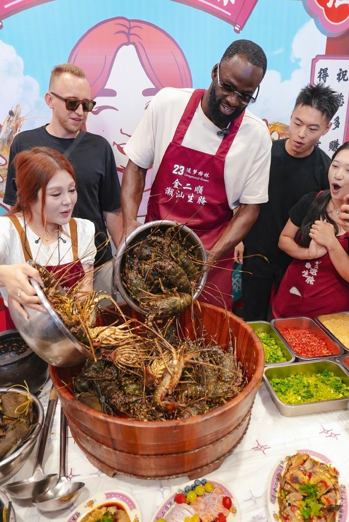 追梦格林汕头站打卡小公园并参与制作生腌