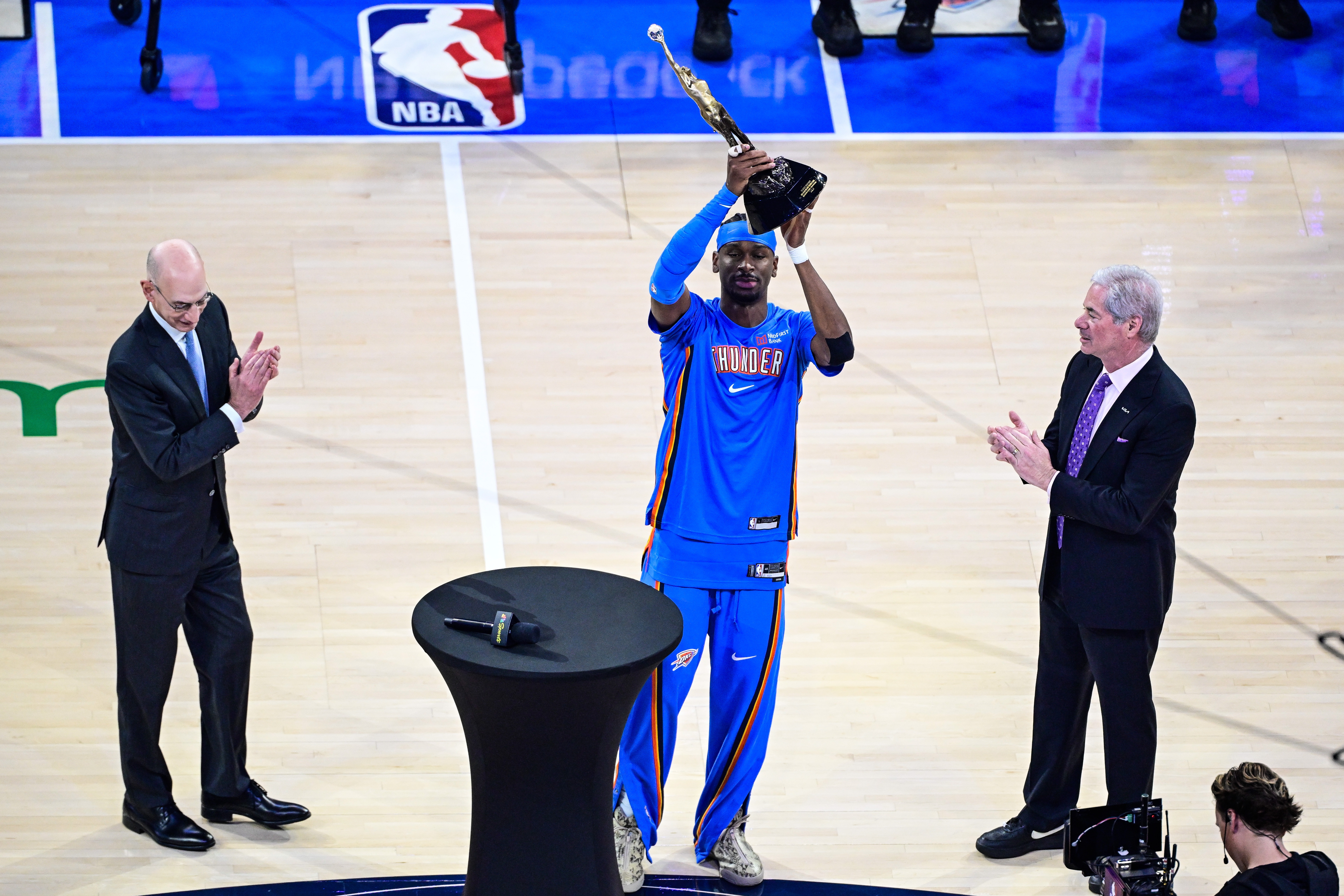 亚历山大将成2016-17库里后首位出战揭幕战的连庄MVP