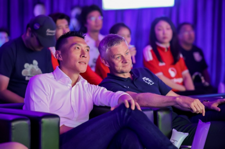 于大宝与索尔斯克亚在上海参加活动，社媒晒两人合照