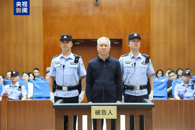“卓越且伟大”的许家印 如何楼起楼塌