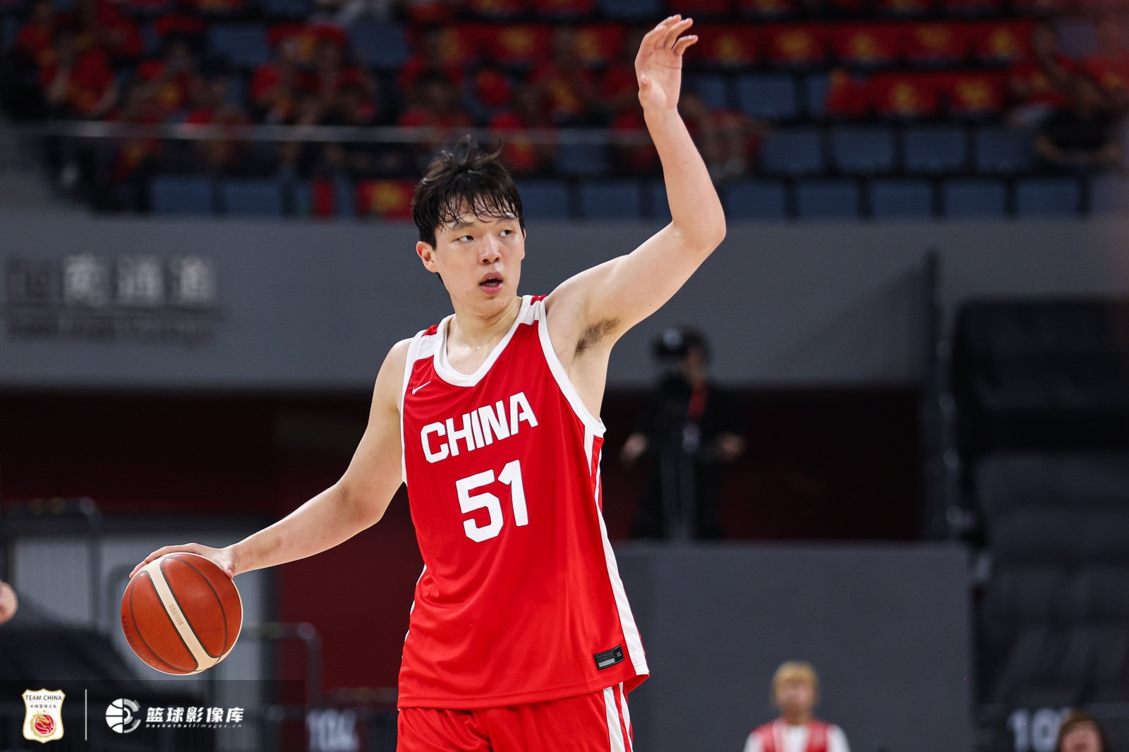 媒体人:杨瀚森在场上优势明显 下半场可以让他多打打 媒体人:杨瀚森在场上优势明显 下半场可以让他多打打